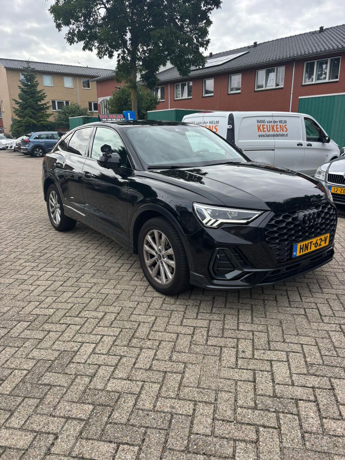 Zwarte Audi Q3 Sportback lesauto van Rijschool De Bras