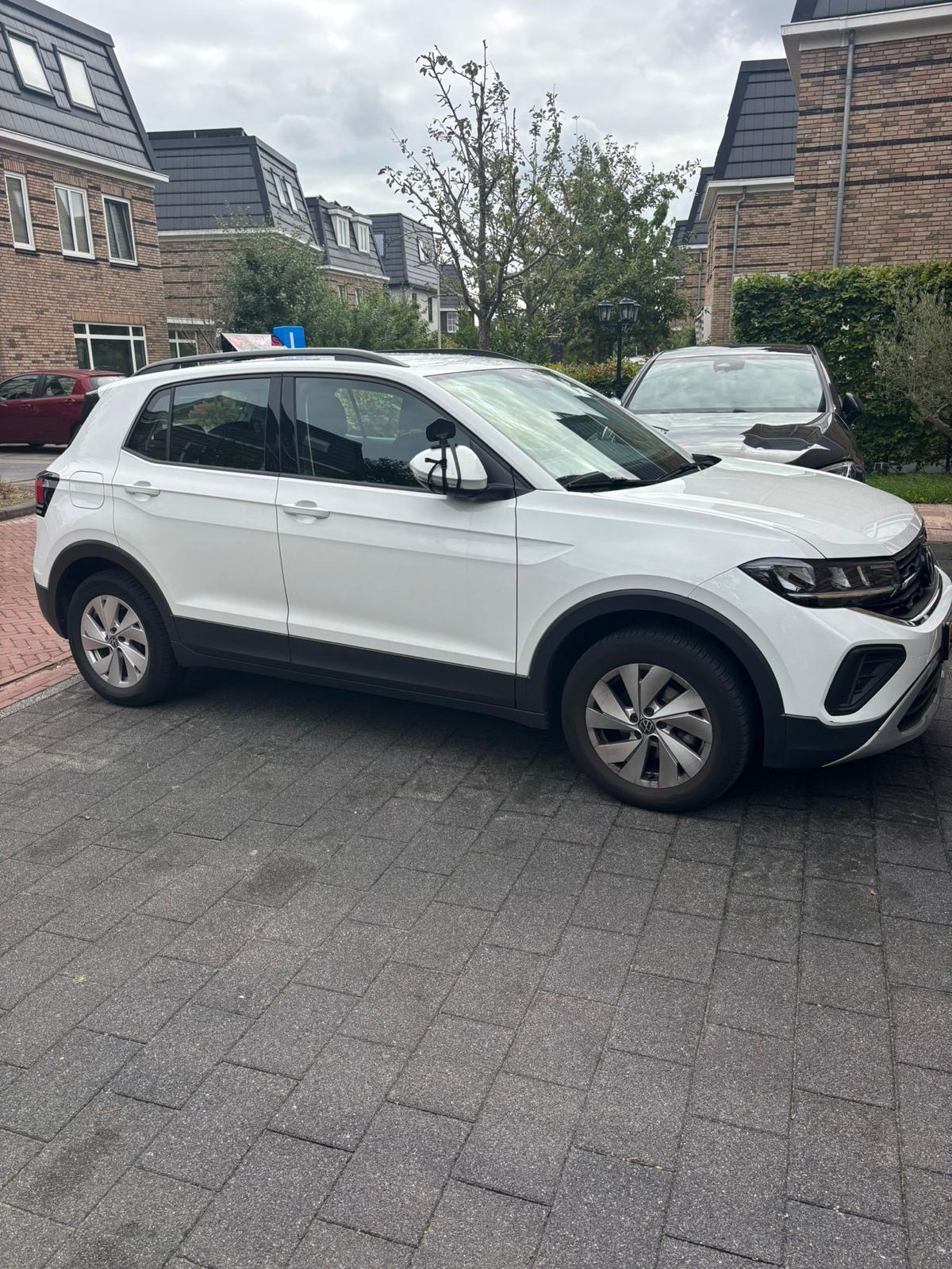 Witte Volkswagen T-Cross lesauto van Rijschool De Bras